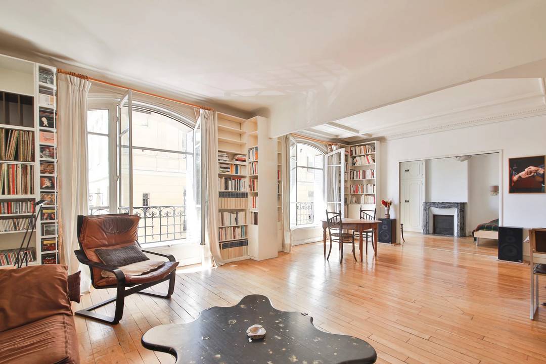 TOWN HALL OF the 14th - Charles Divry Street: Family apartment of 5 rooms