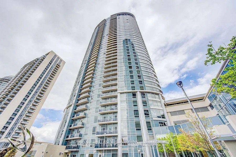 Welcome to Unit 824 at 135 Village Green Square a beautiful 2 1 bedroom, 2 bathroom condo in the highly desirable Tridel Solaris II high rise.