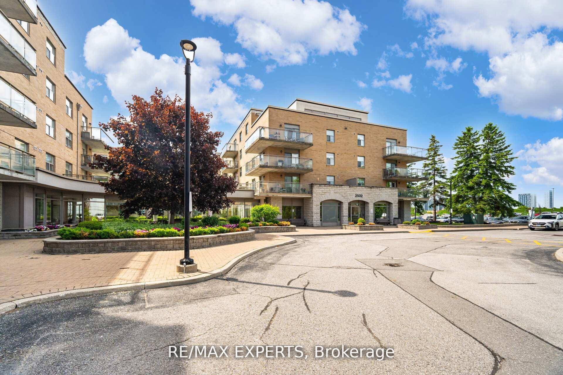 Villa Giardino Maple For Lease bright spacious unit in a charming community of peaceful calm.