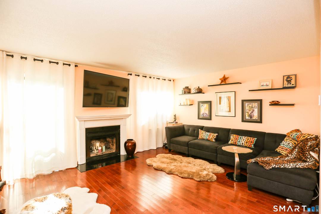 Welcome to sought after Woodway Commons in Stamford's desirable Upper Springdale neighborhood, ideally located on the border of Darien and New Canaan.