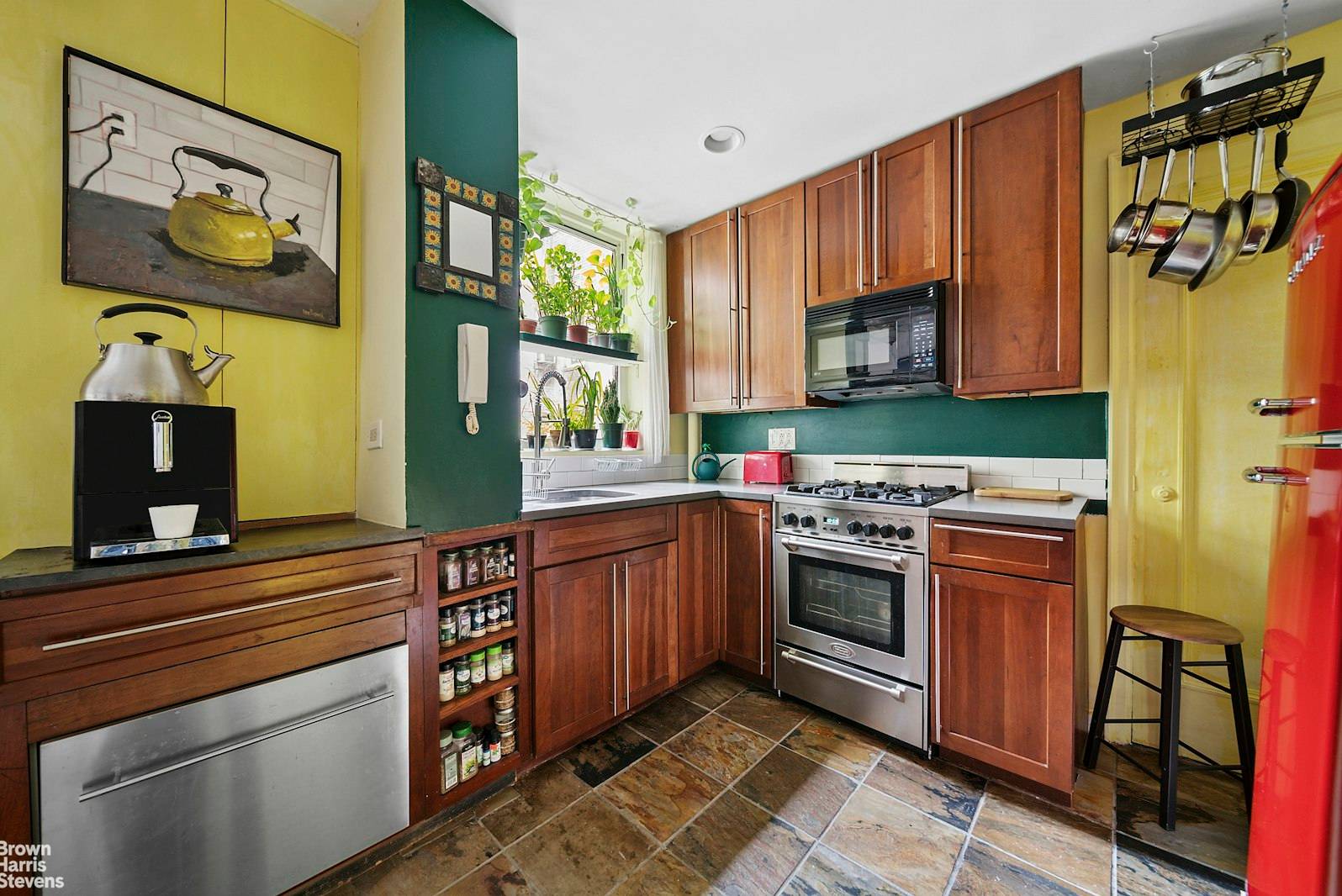 Ideally located by the culturally renowned 92nd Street Y, bright one bedroom with south exposures and a totally renovated kitchen, soundproofed walls real quiet, high floor elevator'd building, new intercom, ...