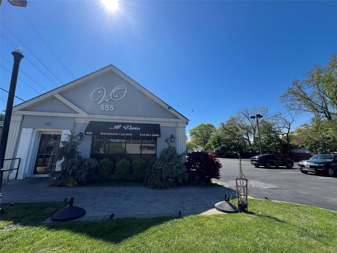 2504 Sqft ground retail detached building sit on a 0.