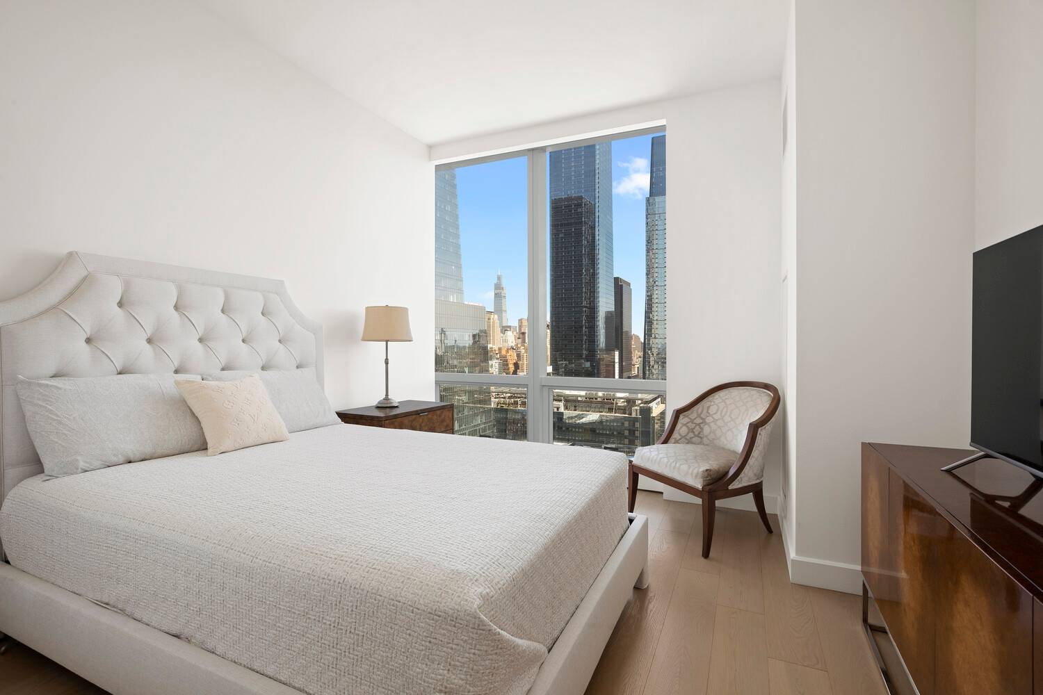 Welcome home to a bright and expansive space perched on the 33rd floor of one of the most coveted addresses in Manhattan.