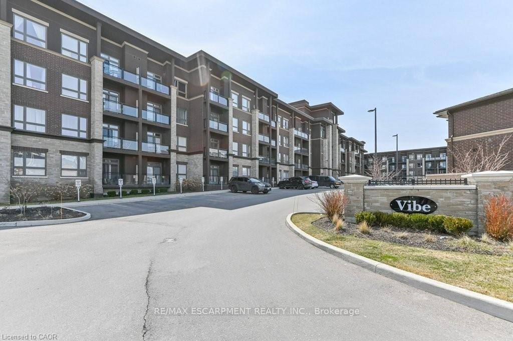 Bright amp ; Spacious 1 1 Bedroom Condo featuring an Oversized Bath, Open Concept amp ; Freshly Painted thruout in neutral decor.