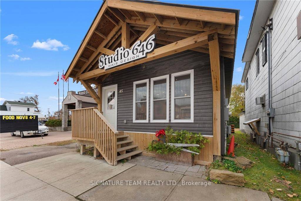 opportunity in the heart of Cobden, nestled alongside Muskrat Lake.