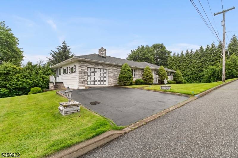 Introducing this charming ranch style home in the heart of Netcong, ideally located just minutes from Route 80 and the scenic shores of Lake Hopatcong.