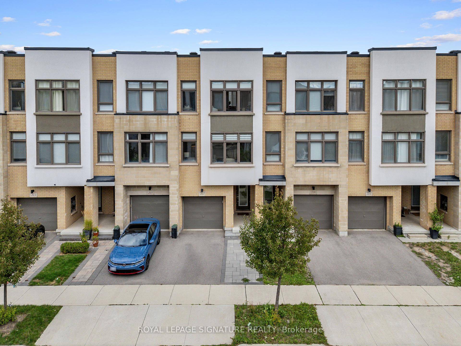 Welcome to this stylish and spacious Trafalgar Landing townhome in the heart of Oakville's Uptown Core !