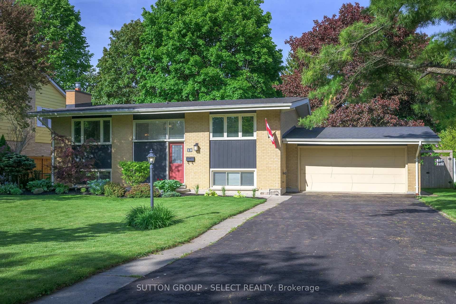 Introducing 10 Farm Manor Court, a beautiful family home located on a quiet cul de sac amp ; surrounded by the mature trees that Hunt Club is so well known ...