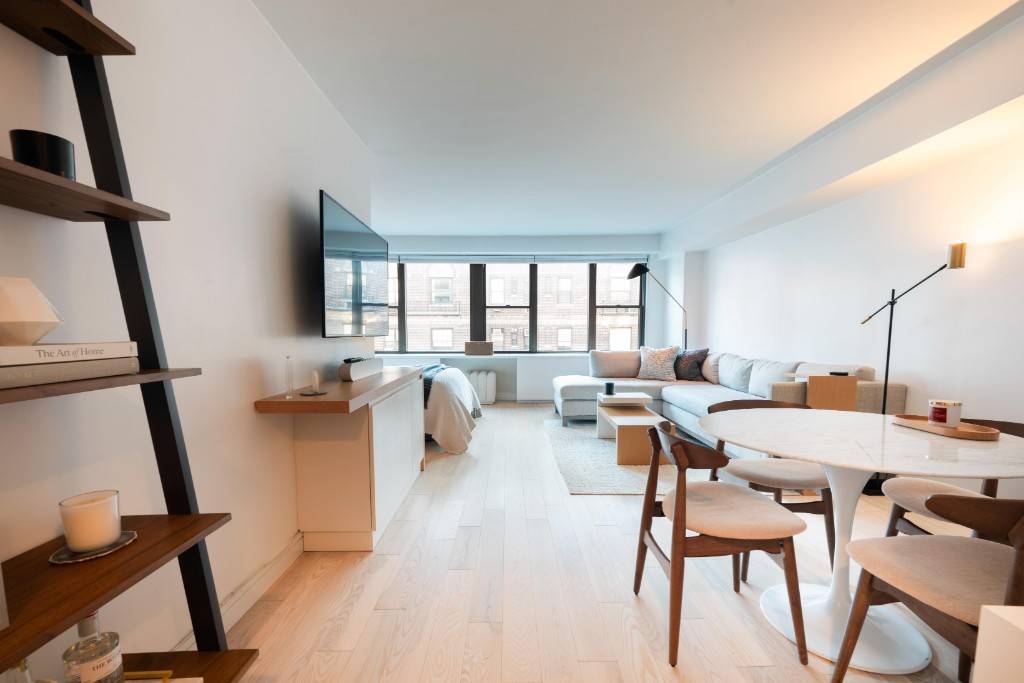 NEWLY RENOVATED SPACIOUS STUDIO IN FULL SERVICE DOORMAN BUILDINGIDEAL FOR FULL TIME RESIDENCE OR PIED A TERRE.