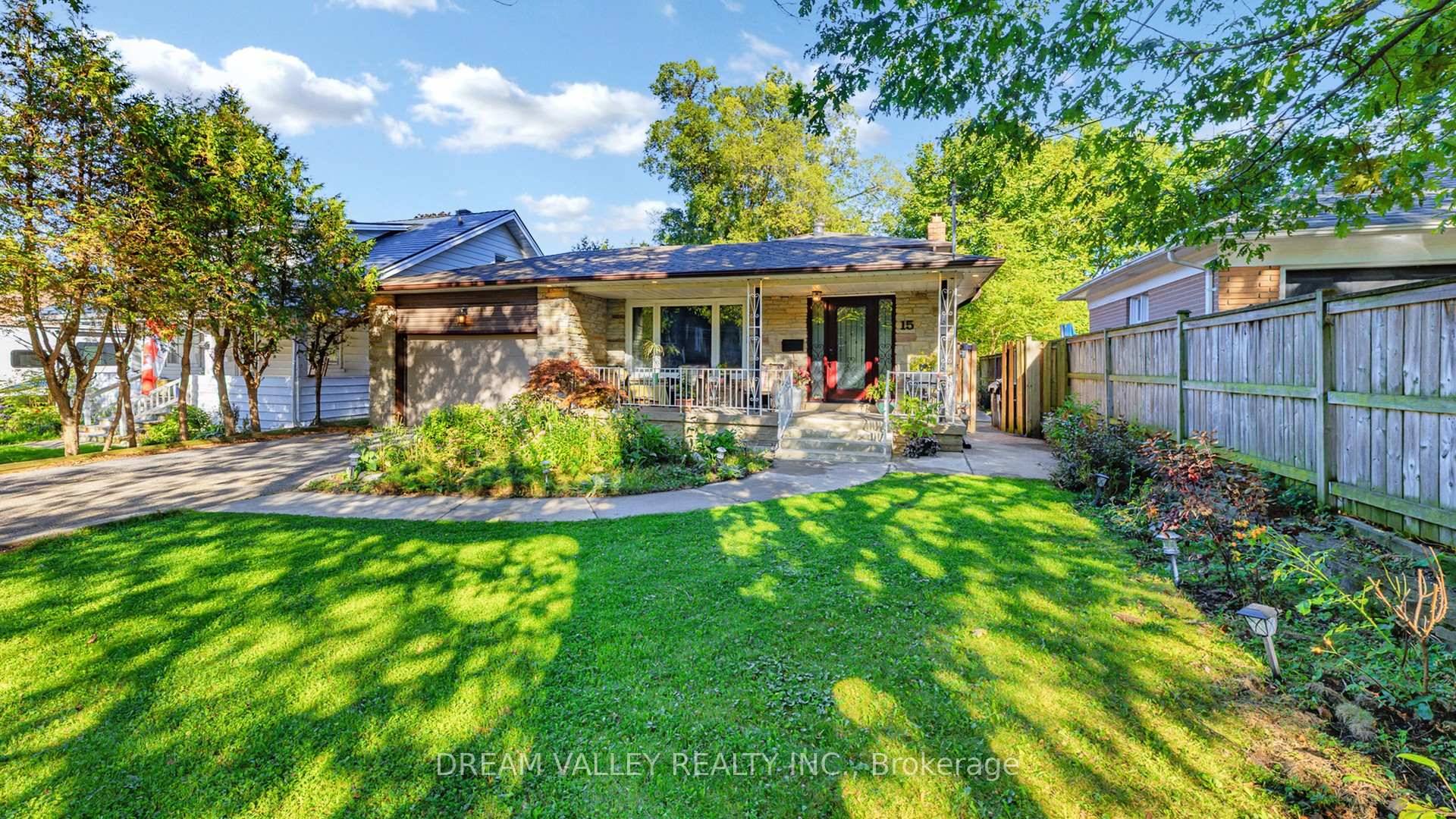 Spectacular 4 bedroom backsplit in a family friendly neighbourhood !