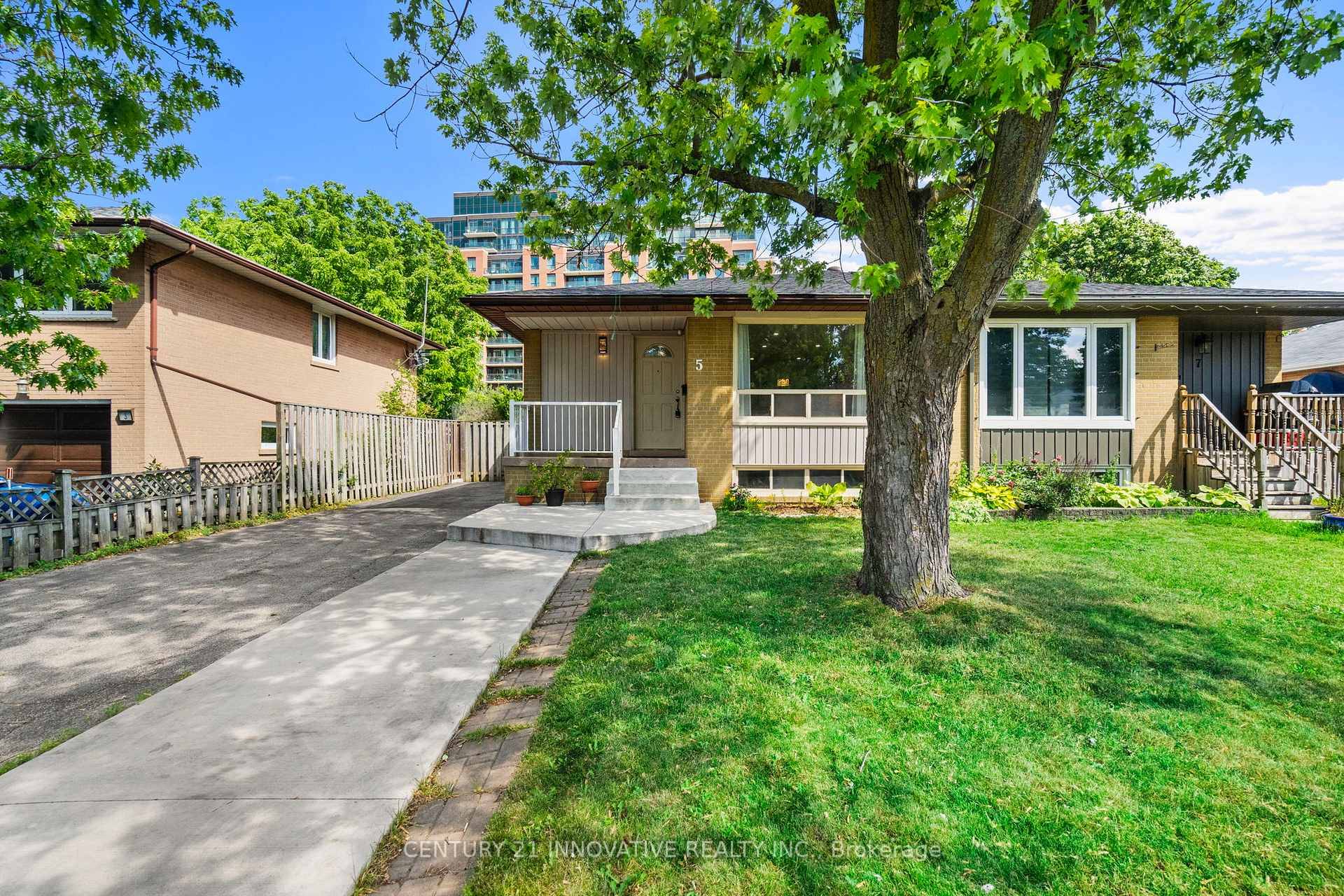 Welcome to this recently renovated semi detached raised bungalow, offering 3 2 spacious bedrooms and 3 bathrooms.