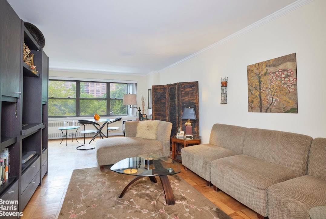 Bright, Spacious Alcove Studio in Prime Lincoln Towers Location Welcome to this oversized alcove studio nestled among the treetops of Lincoln Towers.