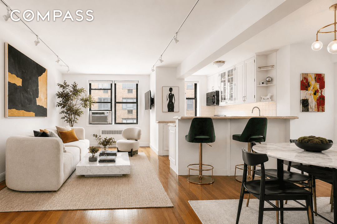 Residence 428 at The Hamilton is a generously proportioned one bedroom home offering expansive living space in the heart of Downtown Manhattan.
