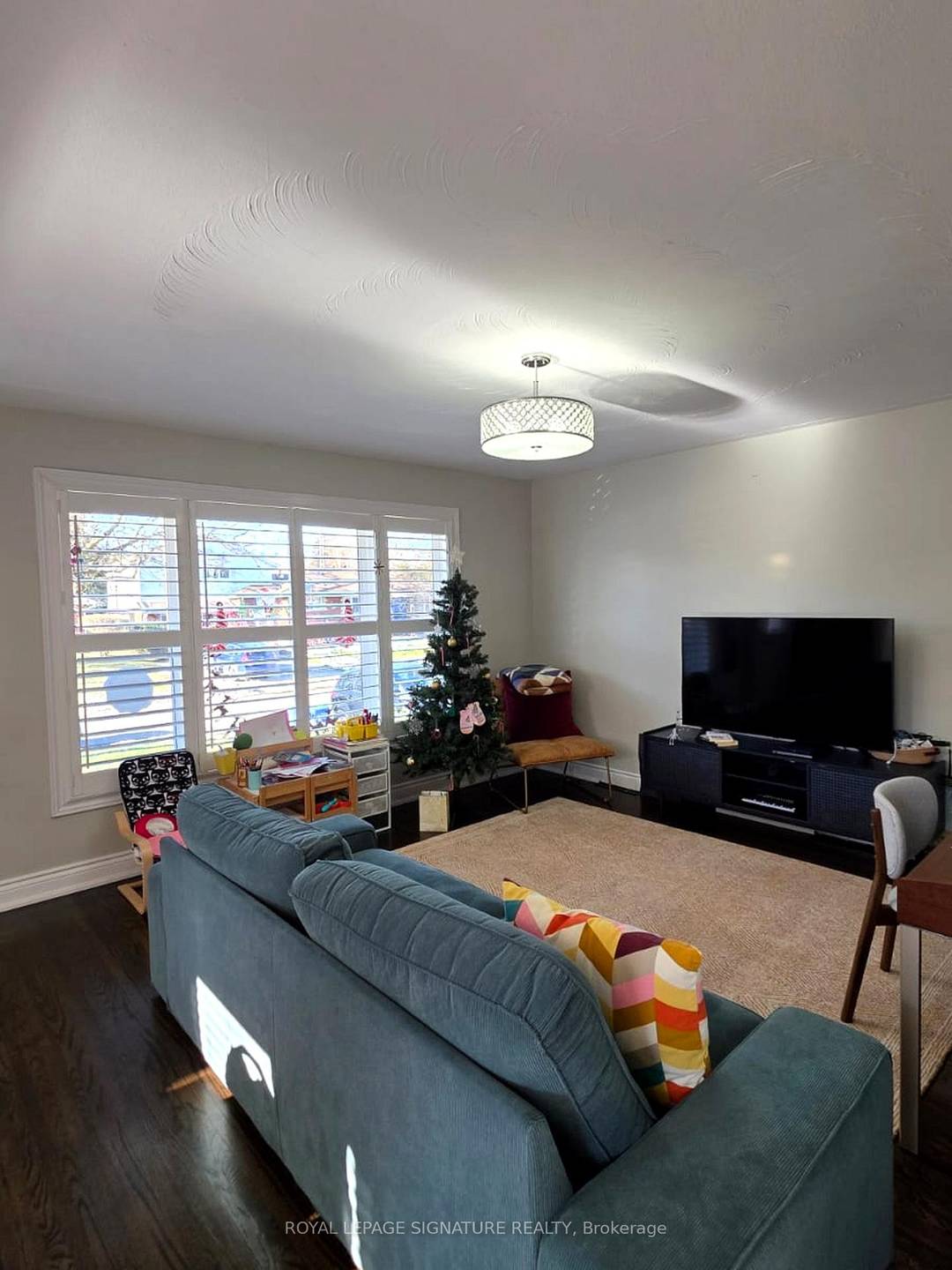 Move in now ! Beautiful detached bungalow on a premium 50 ft frontage, located on a mature street with pride of ownership and outstanding curb appeal.