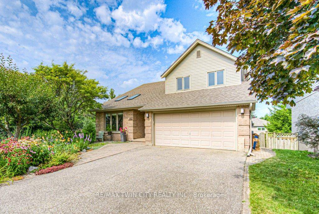 Welcome to 482 Appledale Crescent, a stunning family home in highly desirable Westvale.