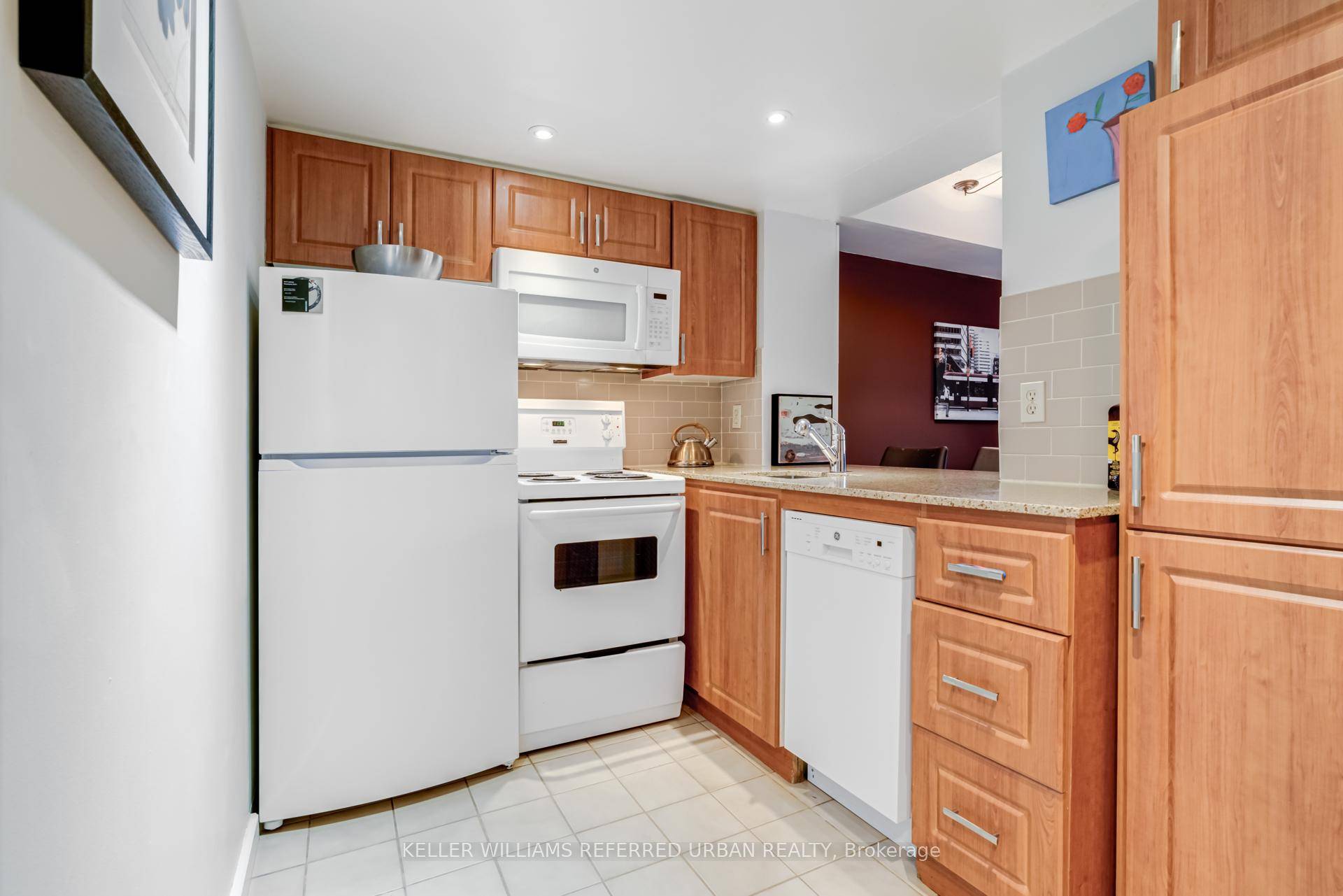 Bright amp ; Sunny 1 bed condo in a boutique low rise building with 1 parking space and South Exposure !
