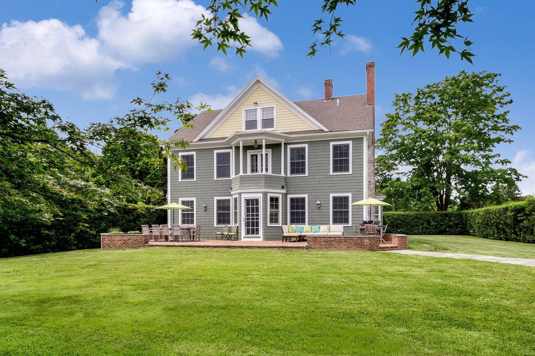 Sprawling Amagansett Farmhouse 6 Bedrooms, Heated Pool