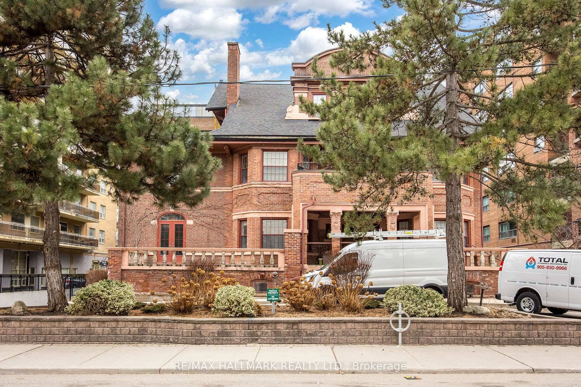 Spacious 2 bedroom suite in the heart of the Annex, offering over 1100 square feet of bright, open concept living.
