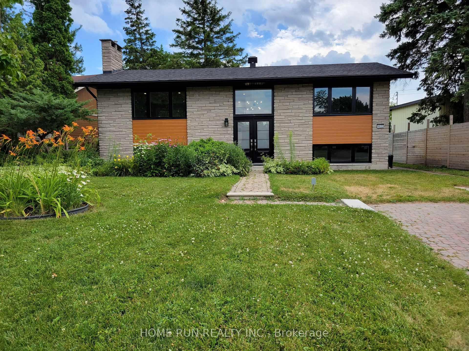 Located in the desired neighborhood of Riverside Park Mooneys Bay area where the beach, river, waterfall, Hogs Back amp ; Vincent Massey Park are nearby yet walking distance to Otrain ...