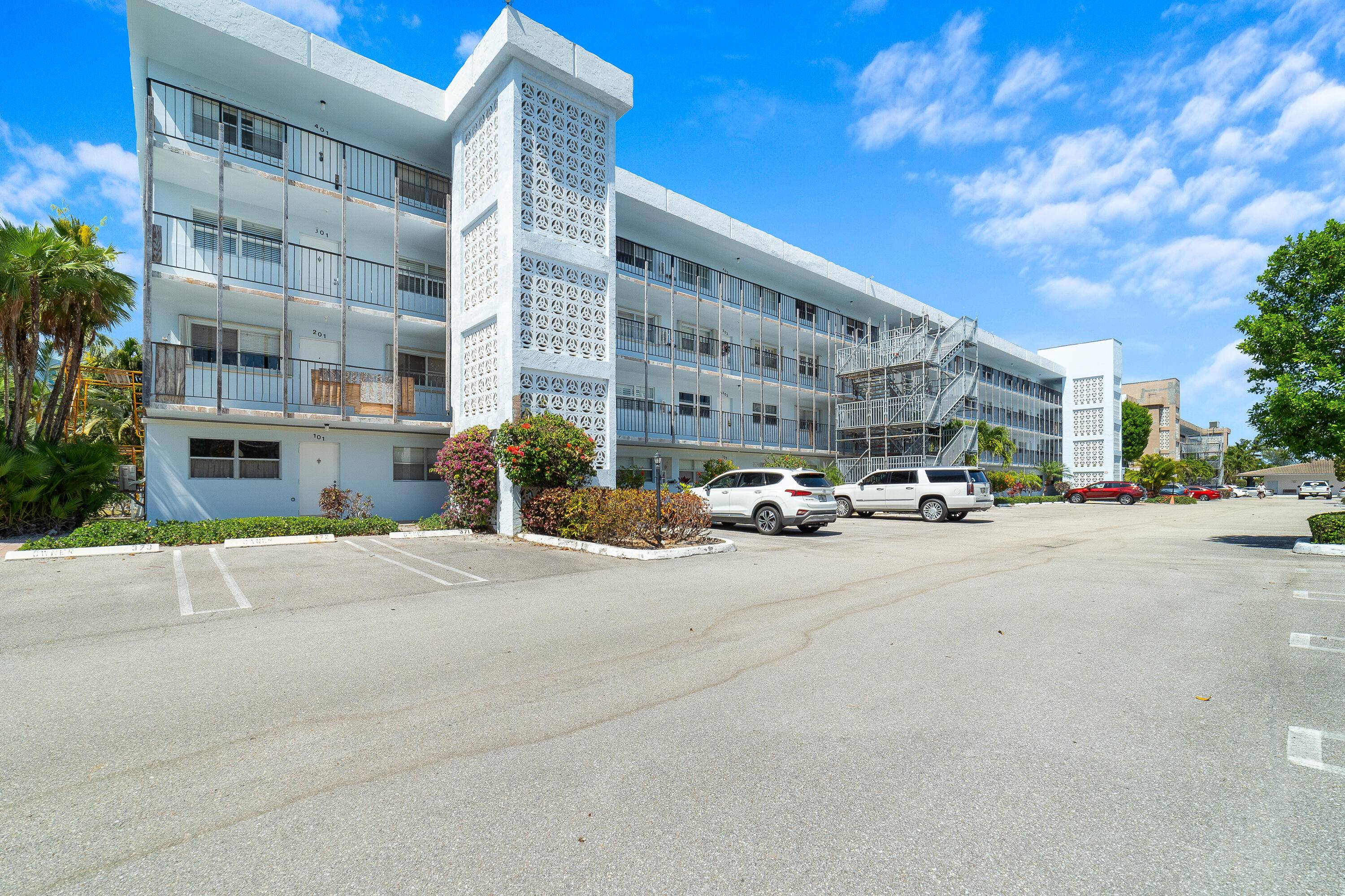 Enjoy the best of intercostal living in this beautifully maintained 2 2 condo with 963 sq.