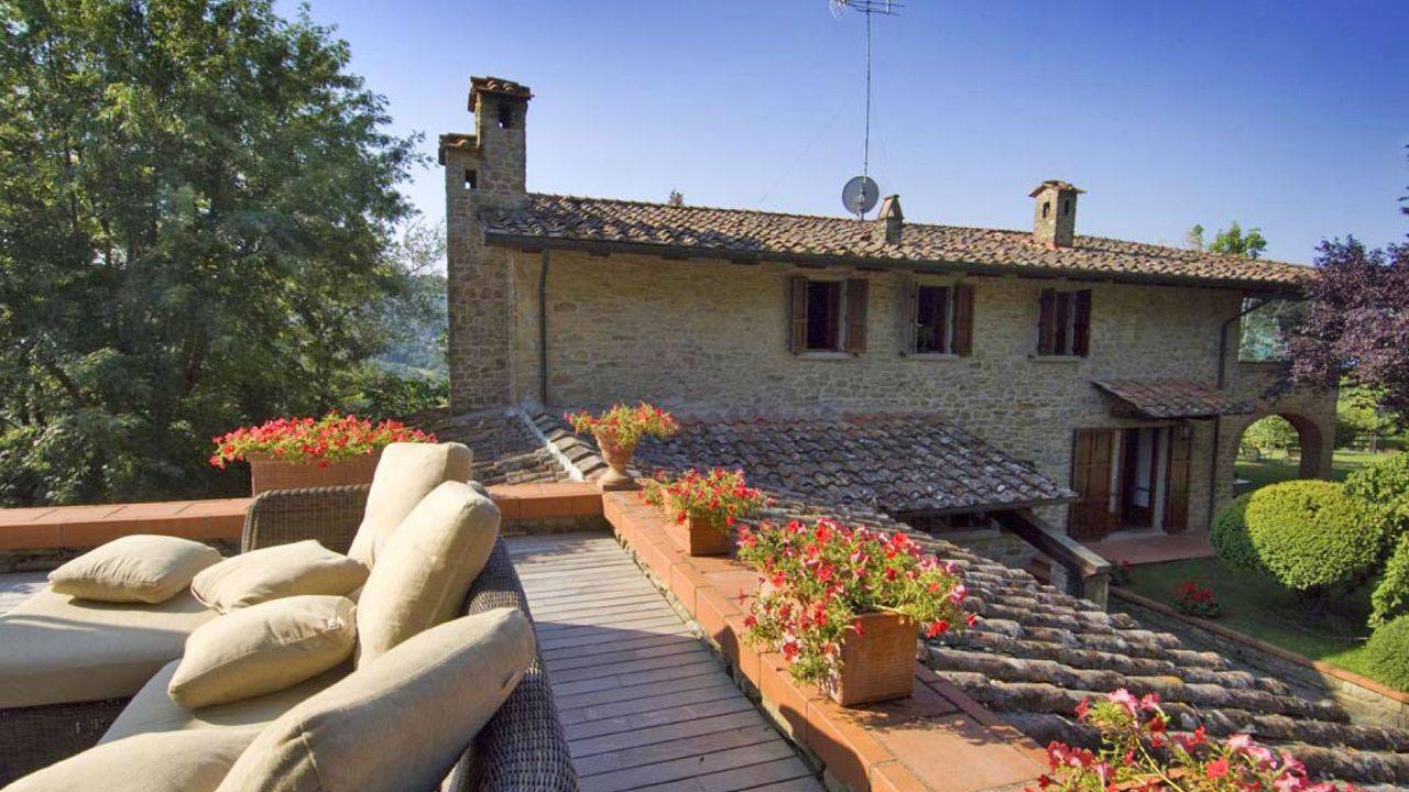 Renovated luxury villa with annexe, 1.5 hectares of parkland, five-a-side football and tennis court for sale a few km from the city centre of Arezzo.