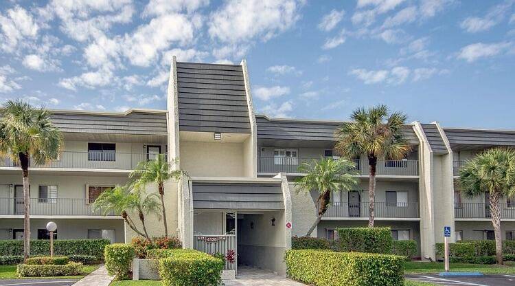 Step into this inviting 1 bed 1 bath 802 sqft condo situated in one of South Floridas most sought after 55 communities The Fountains of Palm Beach.