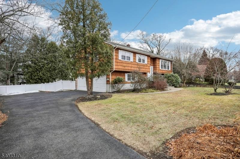 Great 4 bedroom, 3 full bath home offers open floor plan, great for entertainment and everyday life.