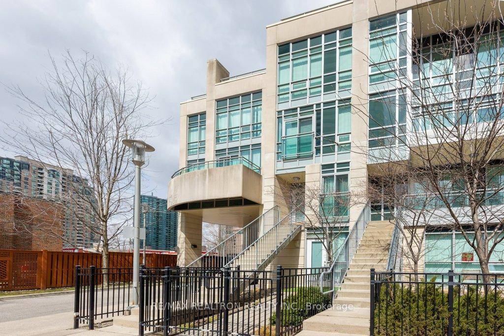 Lot of storage for this spacious one bedroom modern living townhouse at the prime North York location ; H mart, bars, lounge, restaurants, TTC, ViVa bus, YRT.