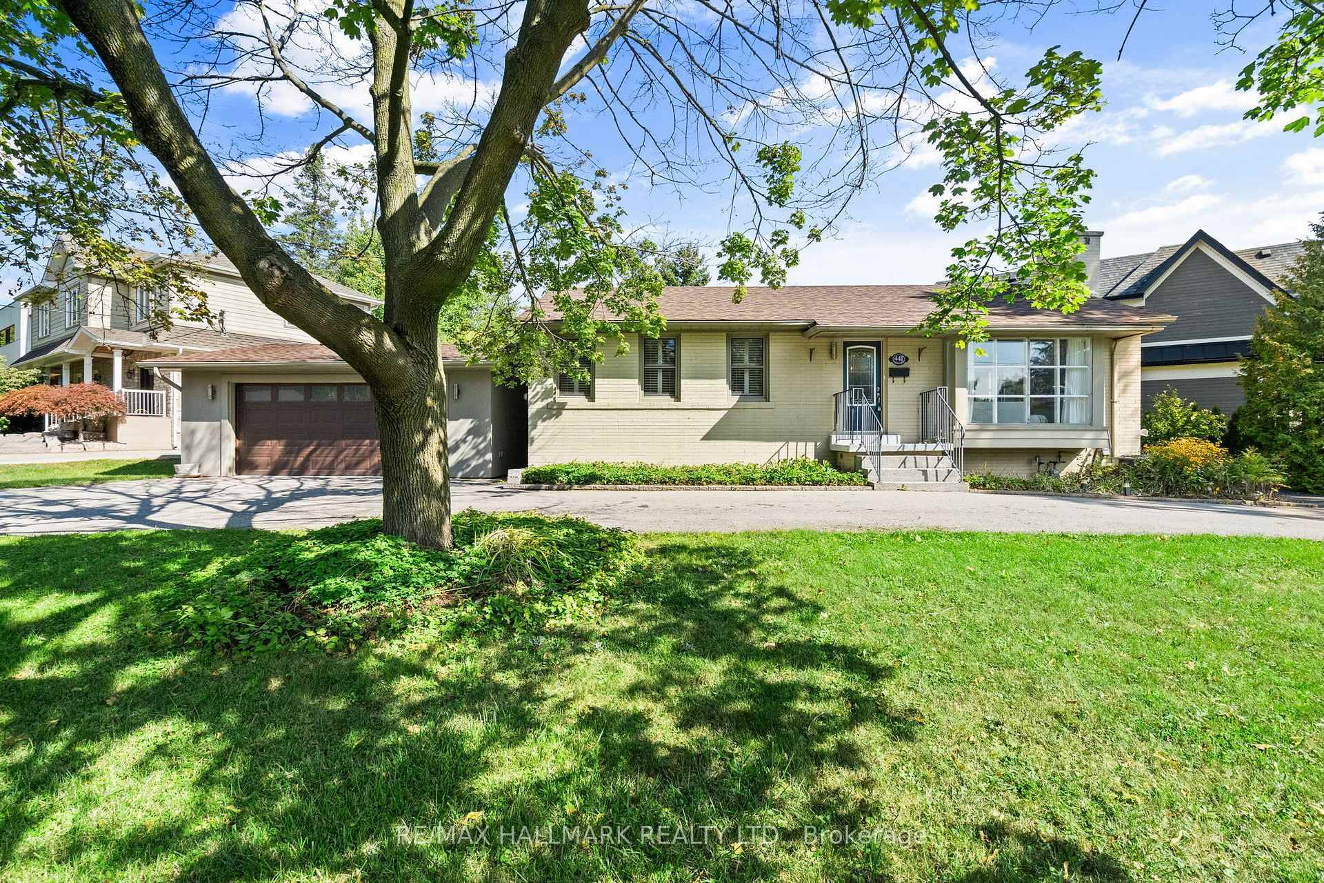 Welcome to 277 Jeanette Drive, a beautifully updated bungalow in one of Oakvilles most family friendly neighbourhoods.