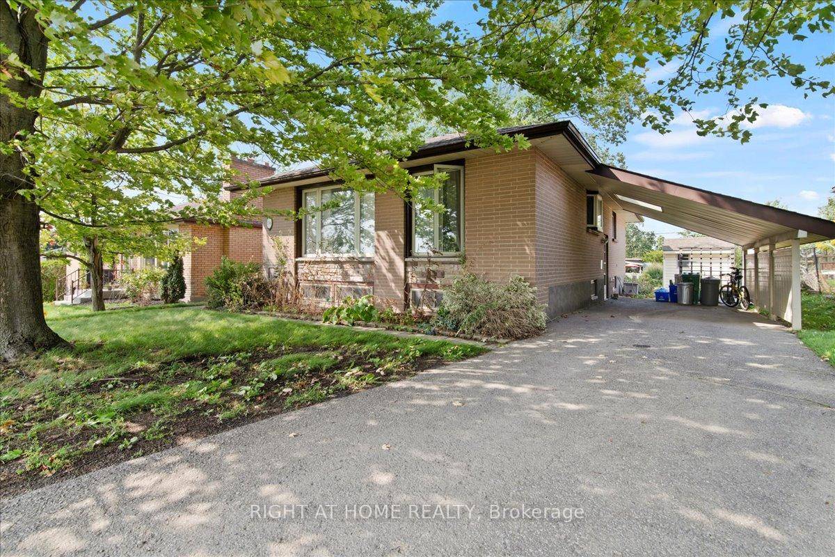 This charming 3 bedroom bungalow in Peterborough's sought after North End offers a perfect blend of comfort, convenience, and versatility.