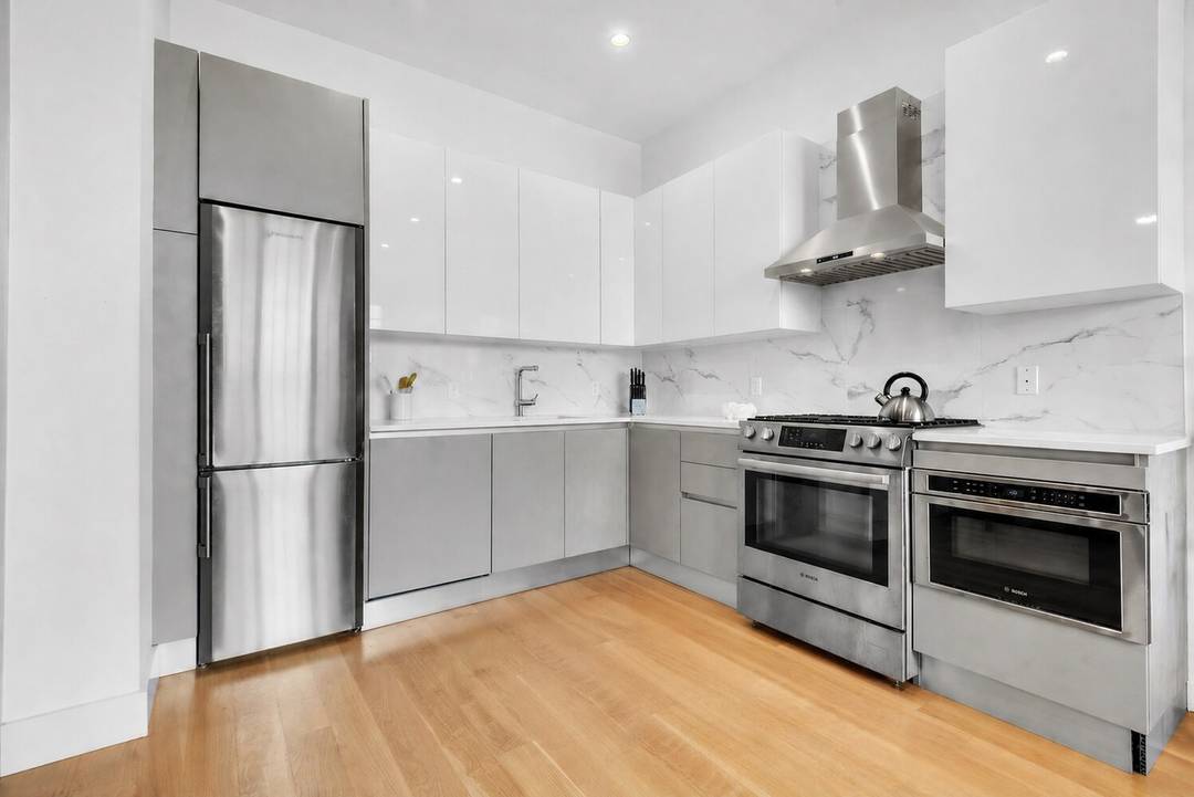 Just listed a beautiful one bedroom with a private roof deck in Long Island City, near the waterfront and Gantry Plaza State Park.