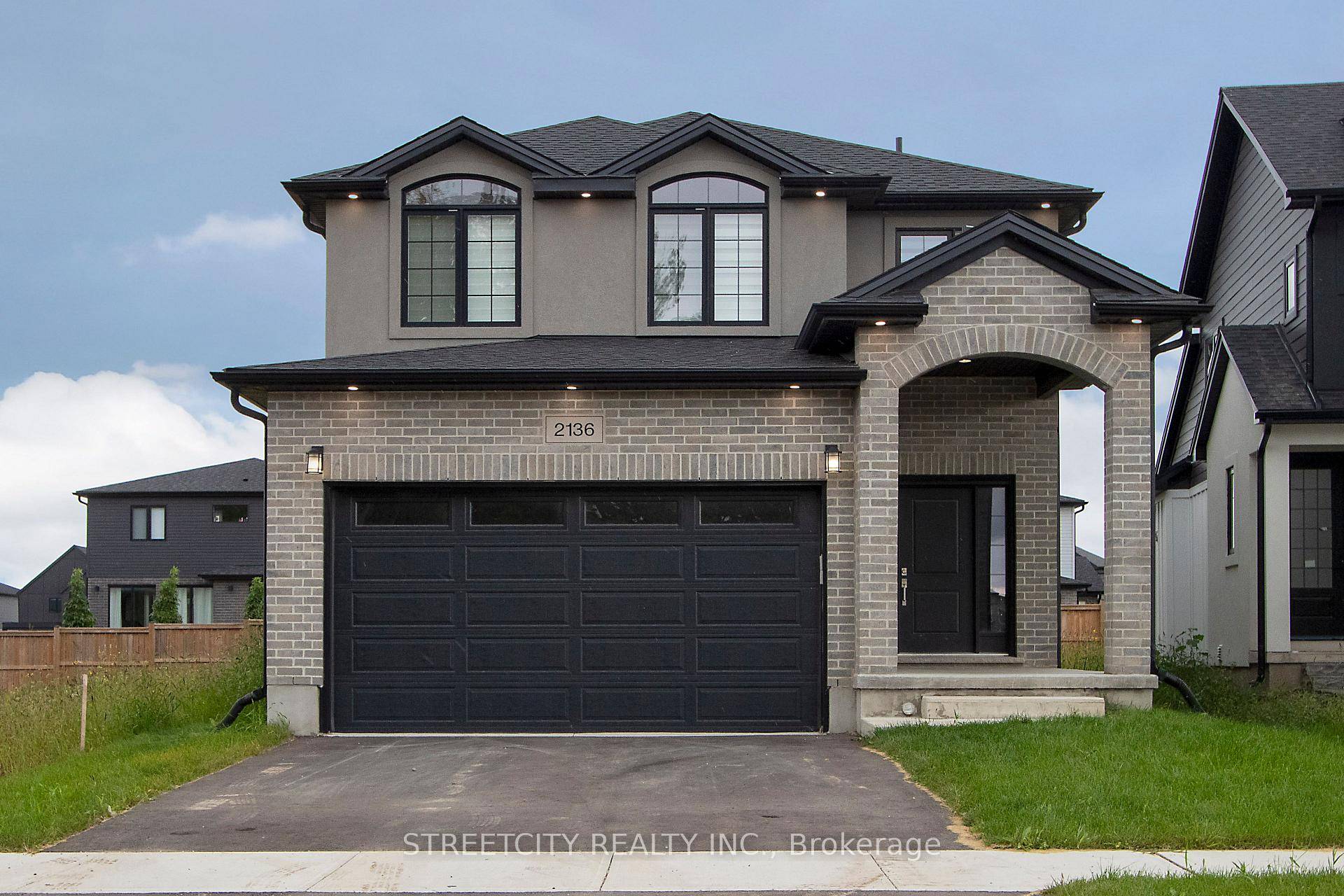 Welcome to this lovely 2 storey home in the desirable northwest London with 9 ceiling in main floor.