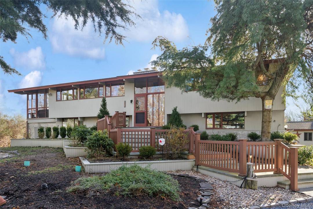 Waterfront dream ! This 3 bed, 2.