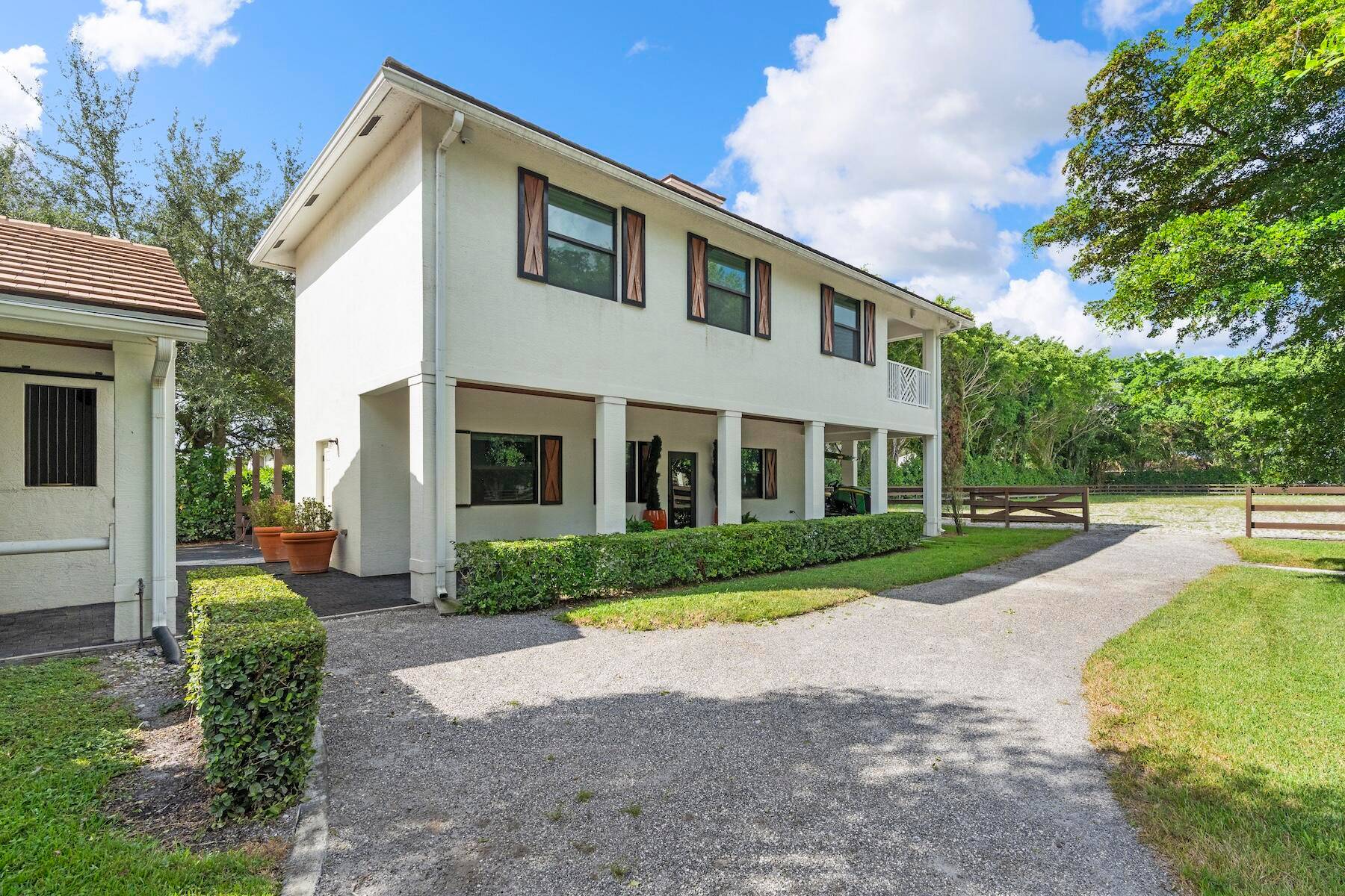 Exceptional horse facility located within hacking distance to Wellington International Horse Show.
