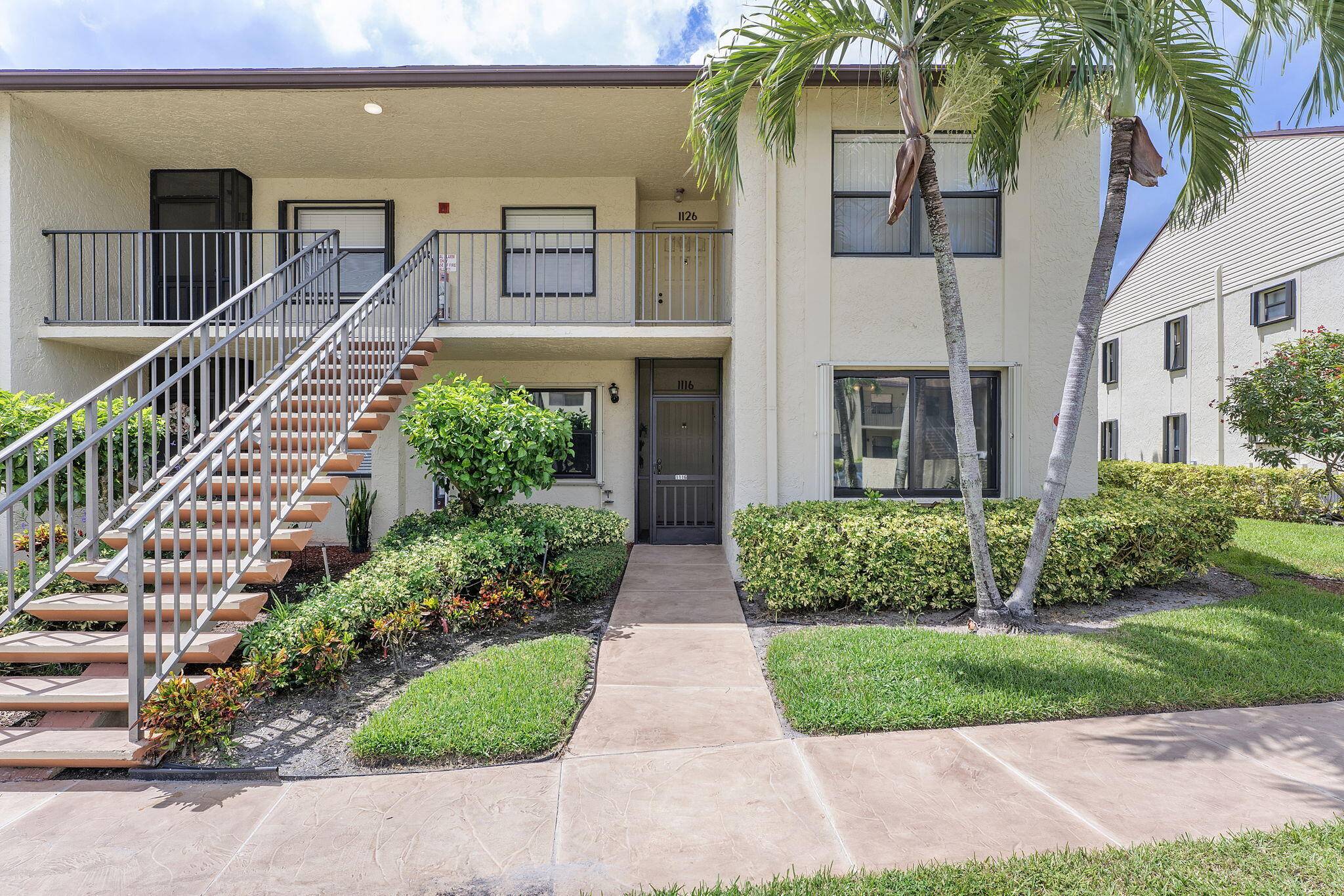 Come see this inviting 2 bedroom, 2 bath split floor plan in the popular 55 community of Willow Bend.