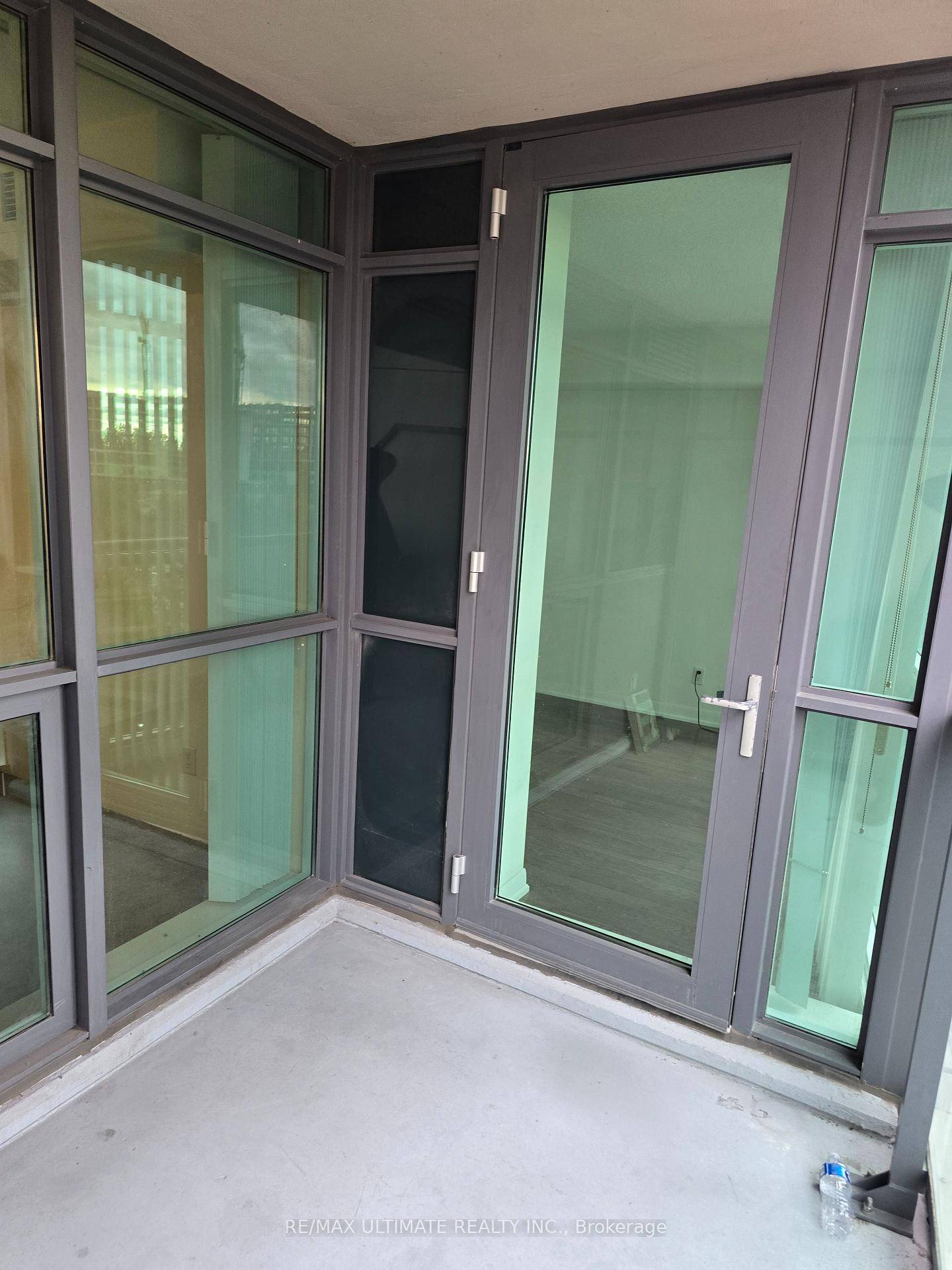 Spacious 1 bedroom suite located in the highly sought after One Sherway Tower 3.