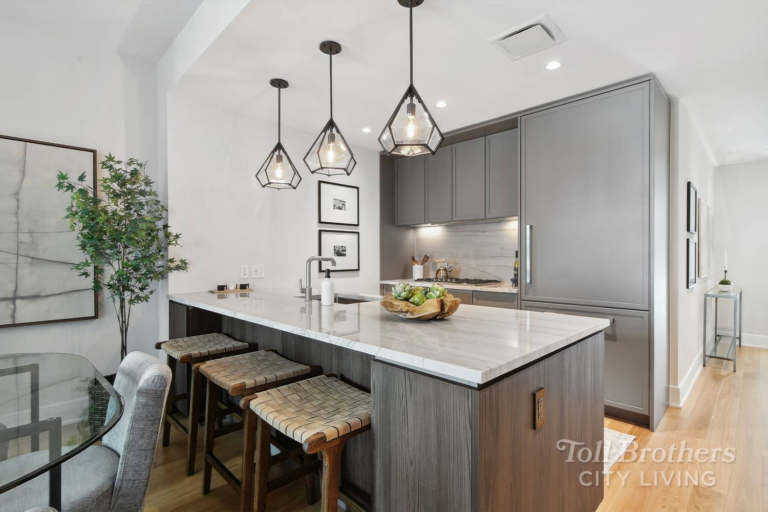 IMMEDIATE OCCUPANCY Residence 6H is a 1132 SF 2 bedroom 2 bath home with 9 ceilings, oversized windows and 5 white oak floors.