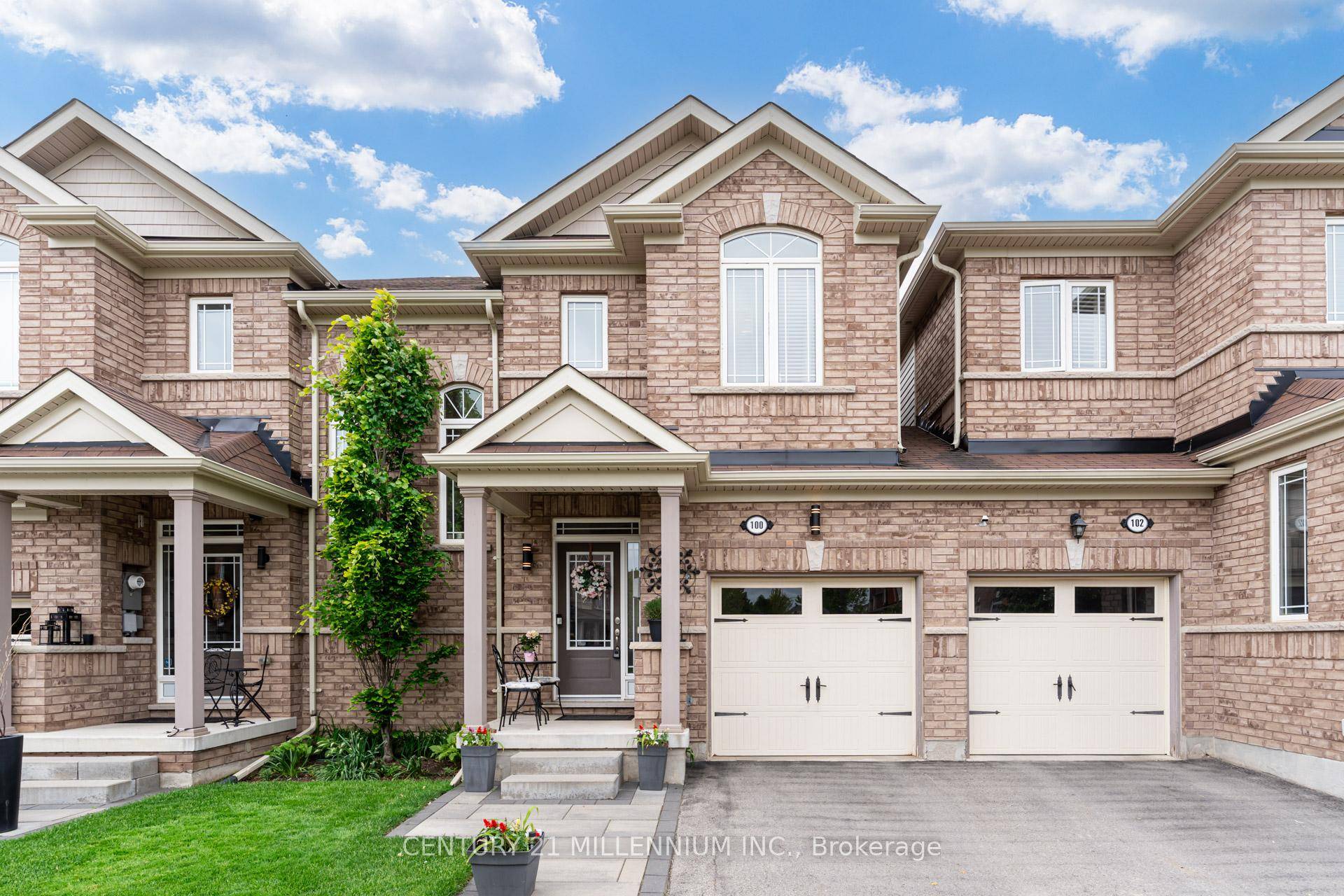 Outstanding, freehold townhome with much attention paid to detail featuring a grand vaulted two storey foyer and 9f main level ceiling that makes the home feel like a large detached.