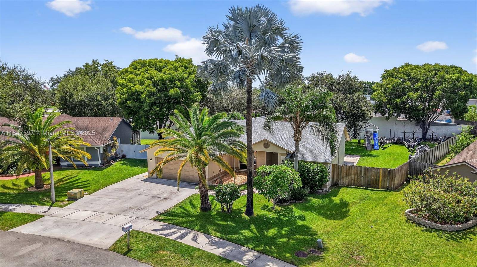 Rarely available 4BR 2. 5BA in Orangewood Estates, a hidden 30 home cul de sac community with low HOA, just minutes from Nova Southeastern.