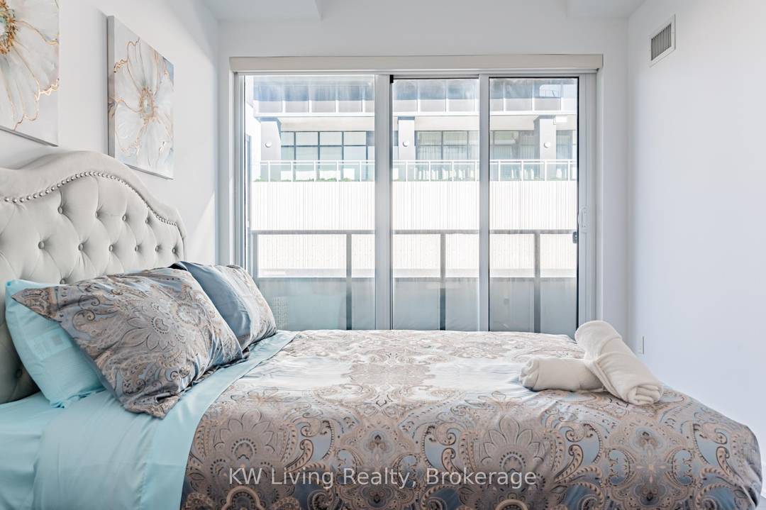 Beautiful Spacious 1 Den Condo In Sought After Neighbourhood !