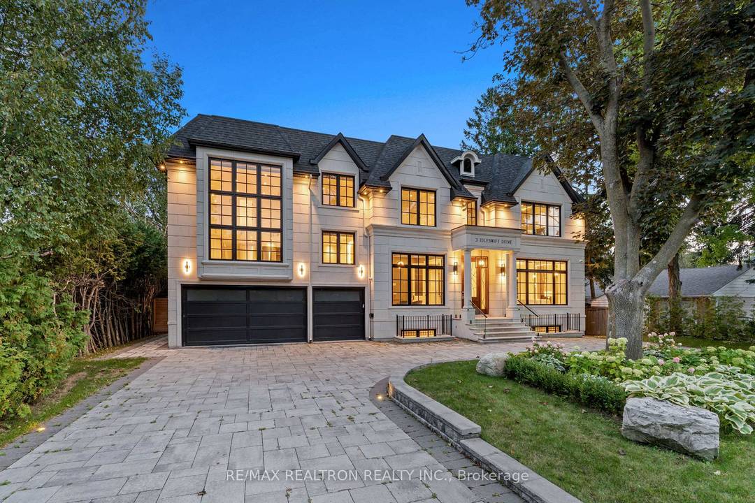 Modern Masterpiece in the Uplands Golf Community !