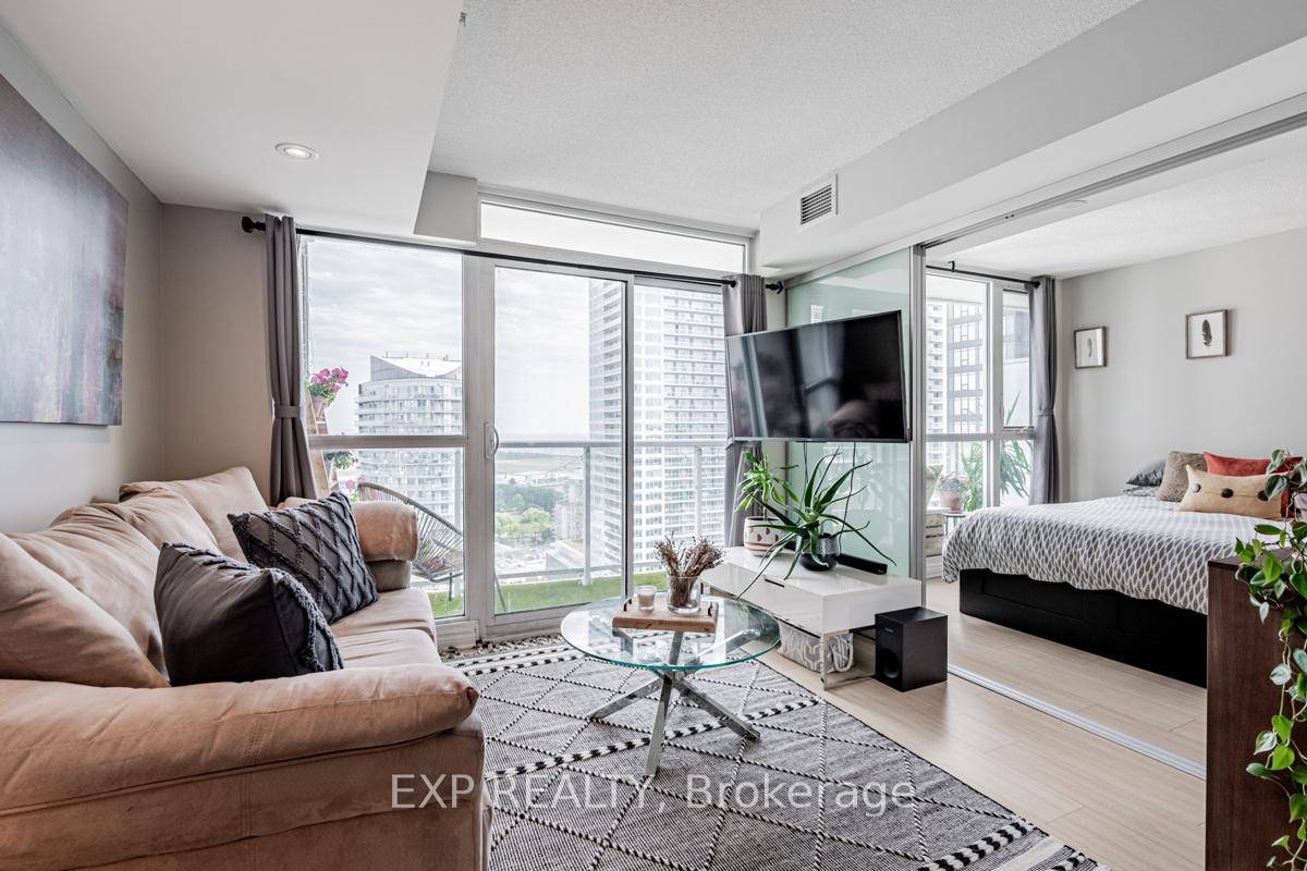 Beautifully Finished One Bedroom plus Den In The Desirable Downtown Core.