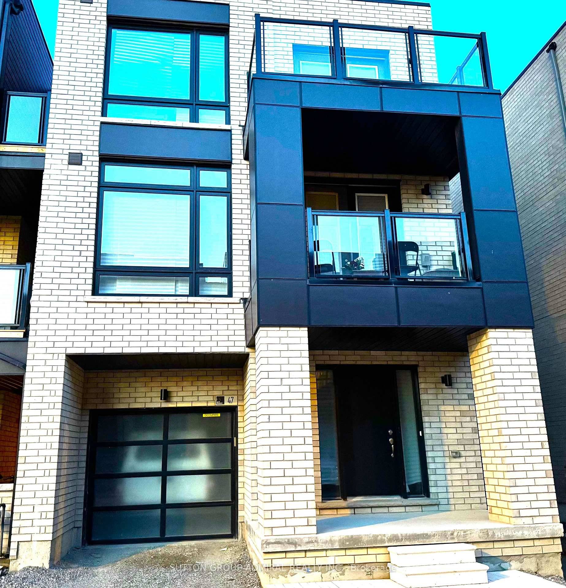 Beautiful Modern End Unit Townhouse in Woodbridge.