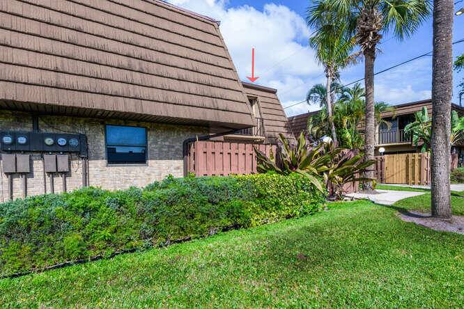 Excellent opportunity to own your townhouse for an affordable price that is conveniently located near everything and in moving condition !