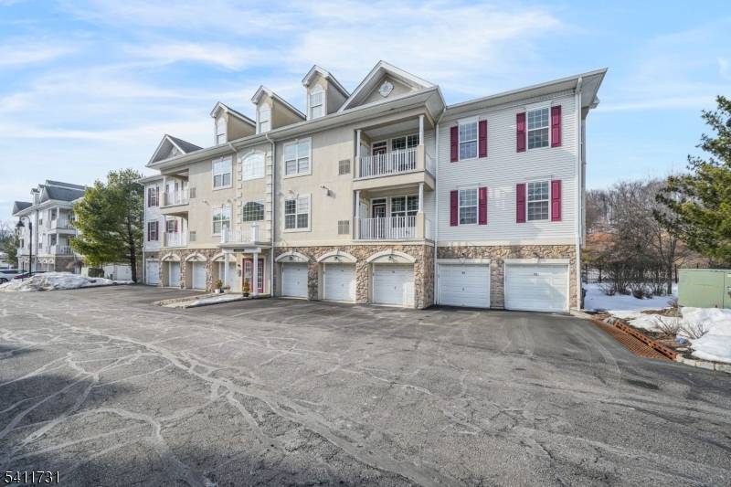 MOTIVATED SELLER welcomes to this quaint yet spacious one floor condo in Four Seasons at Great Notch in Woodland Park.