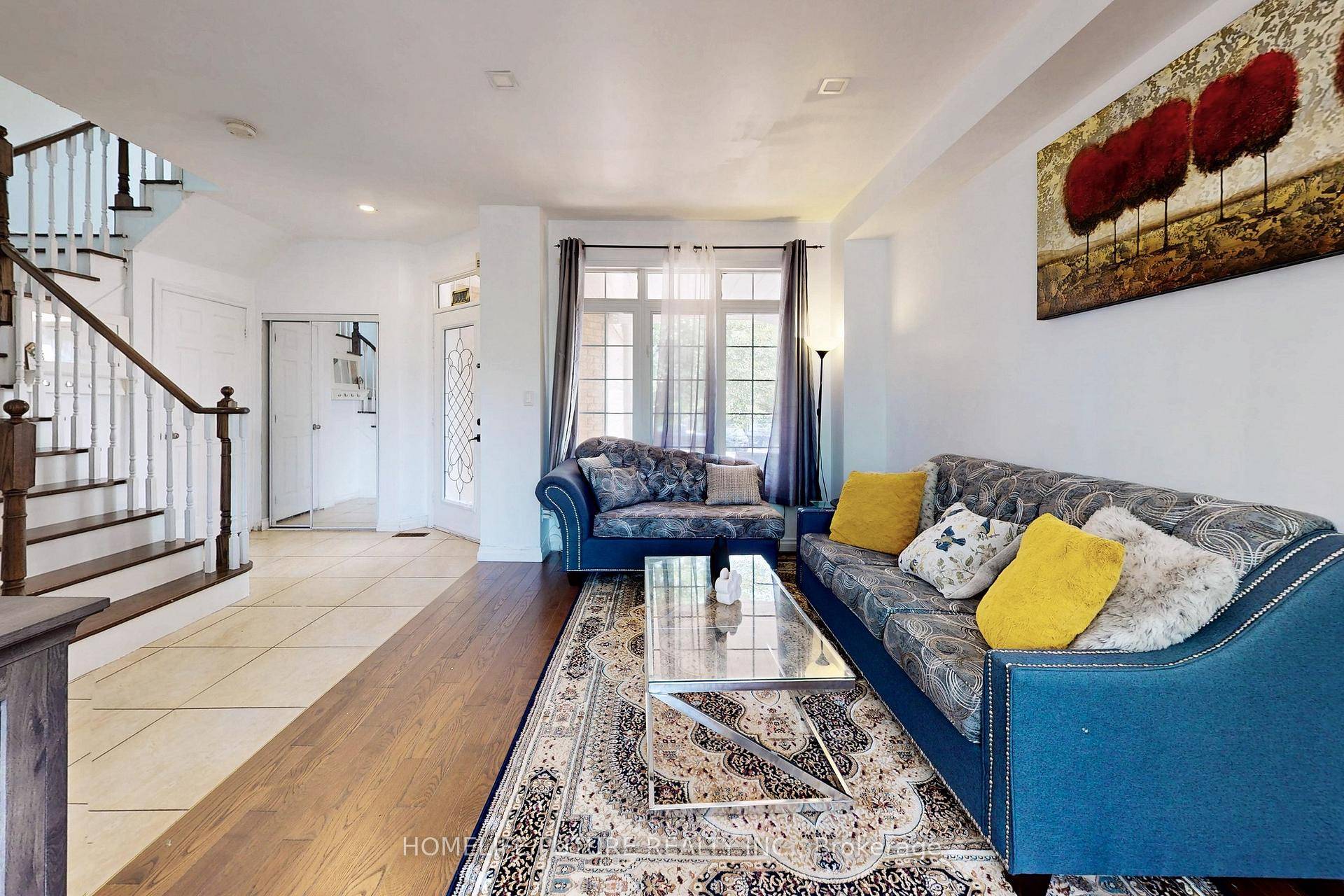Beautifully maintained and freshly painted detached3 bedroom home featuring a spacious second floor living room and a bright eat in kicthen.