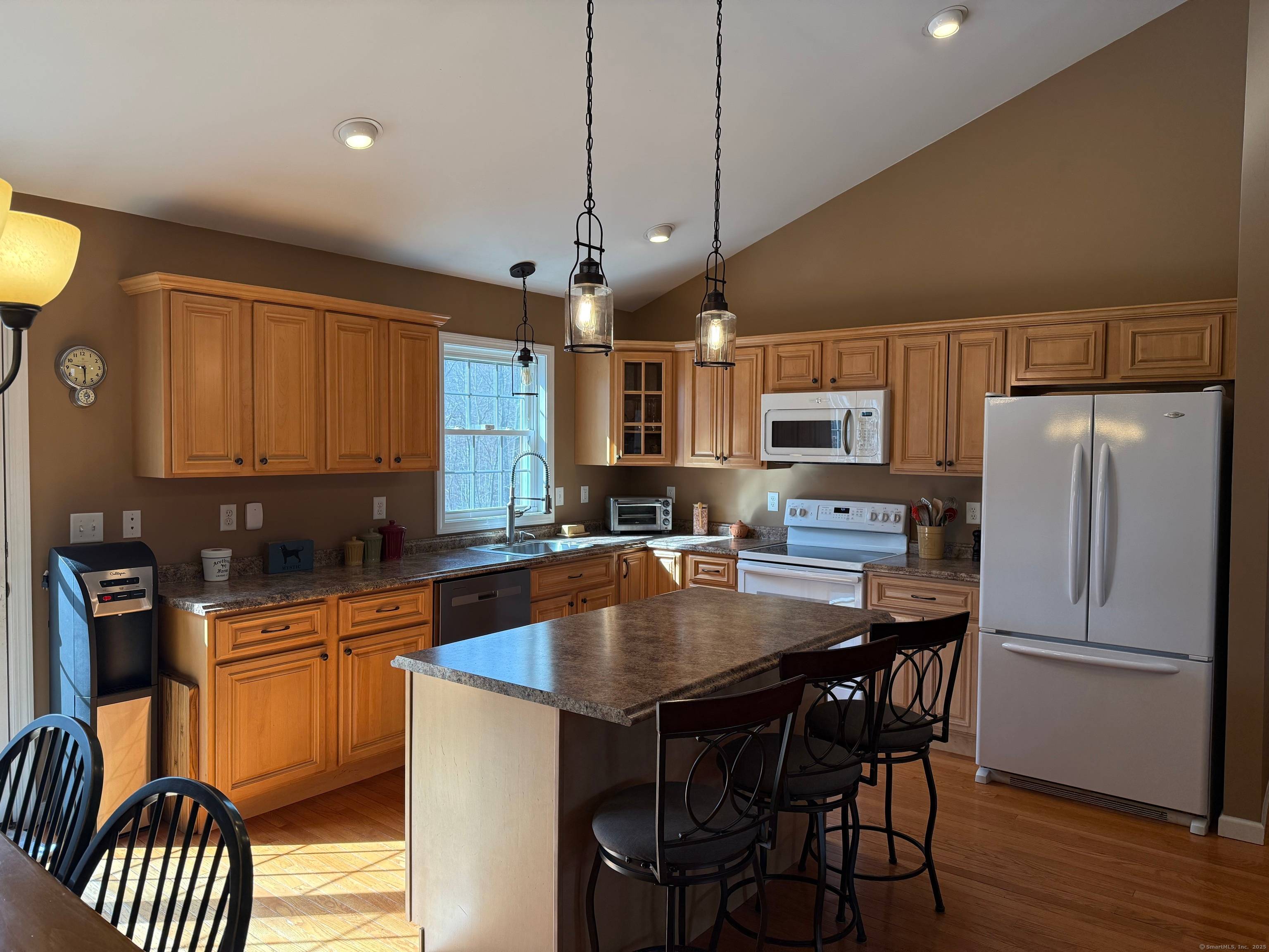 Back on market due to buyer not being able to get financing because he could not sell his house in time.