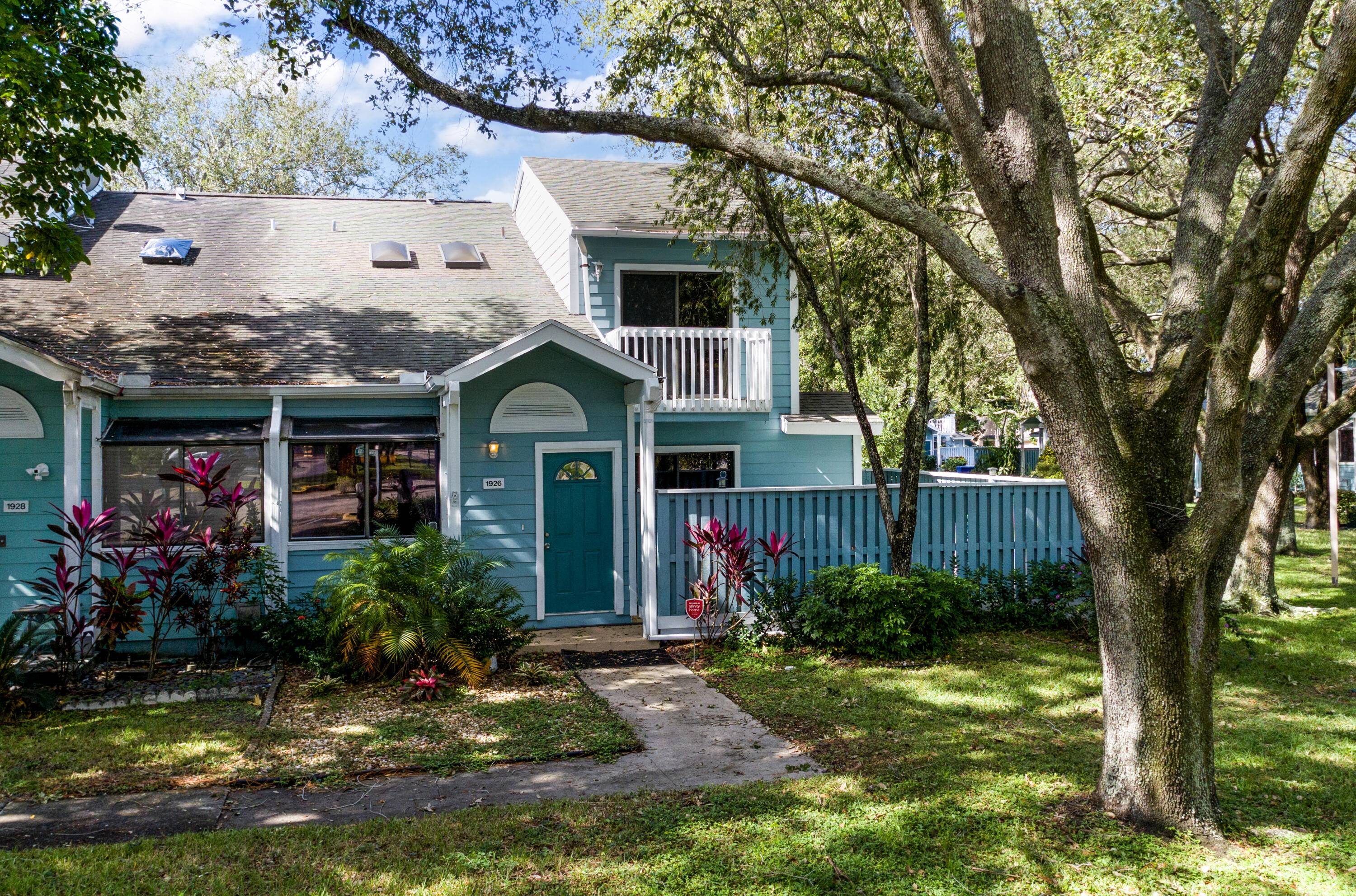 Come see this spacious 2 bed and 2 bath nice corner unit in Players Place.