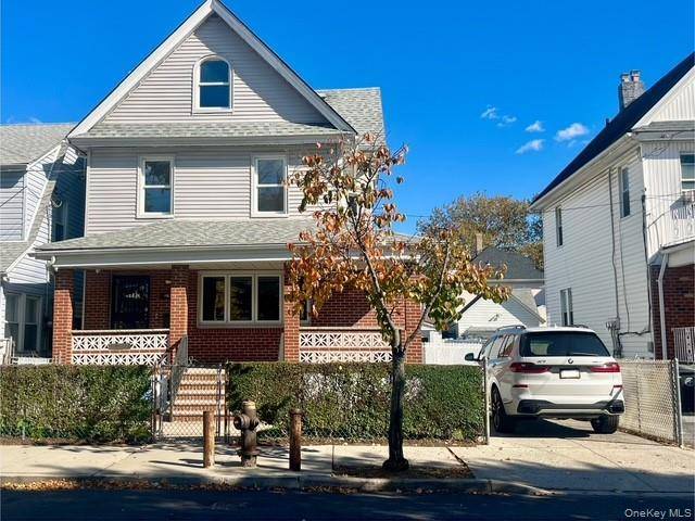 Enormous Victorian on a oversize lot located in Prime Ozone Park !