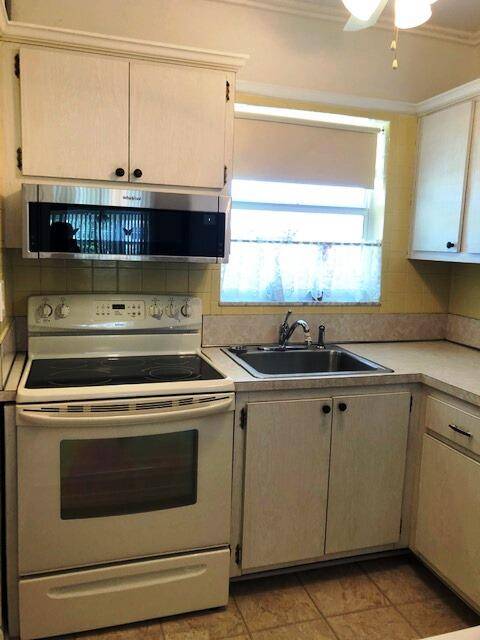 Perfect for an owner occupant and possible rental opportunity Great location close to all shopping and major roads.